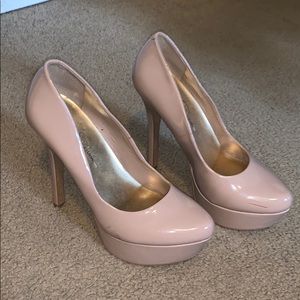 Nude pumps
